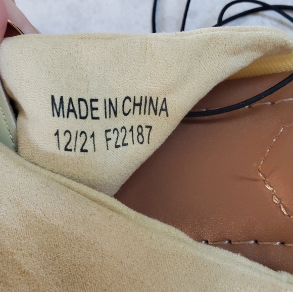 Liz Claiborne Yellow Sandals - Picture 7 of 8